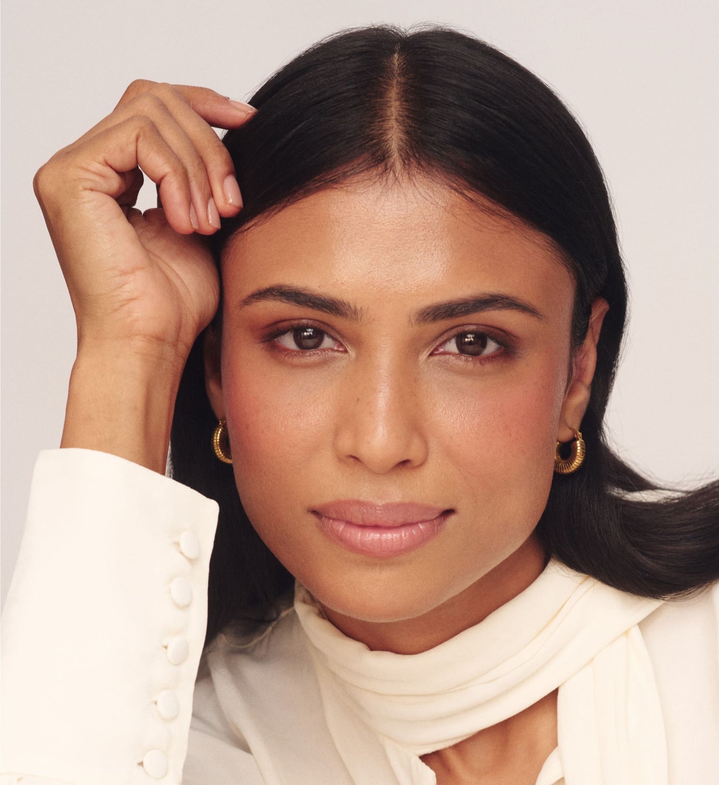 Meroda Cosmetics Bronzer Base Bundle in Dark on a model for a radiant, natural summer glow and sun-kissed finish.